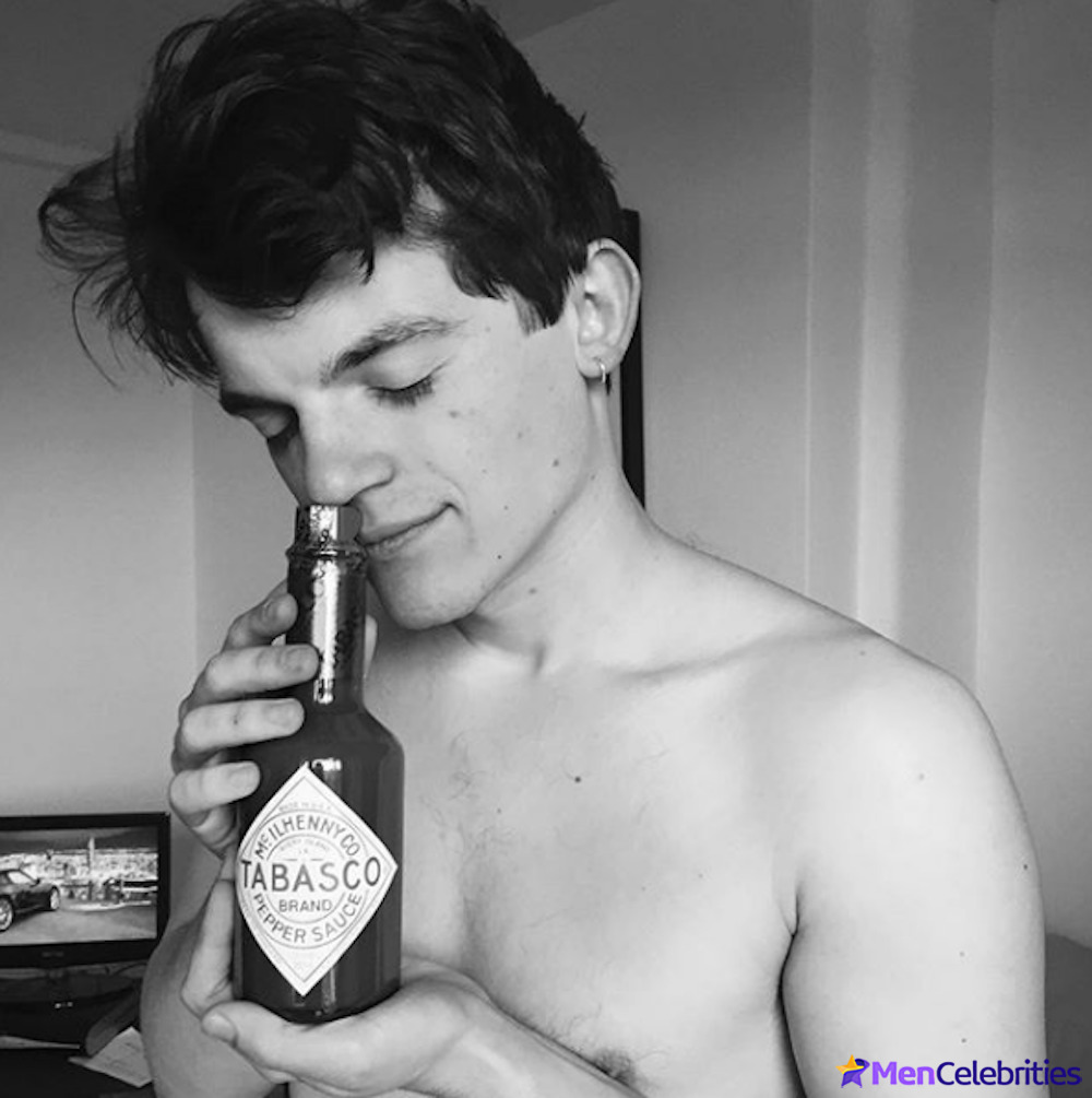 Edward Bluemel naked