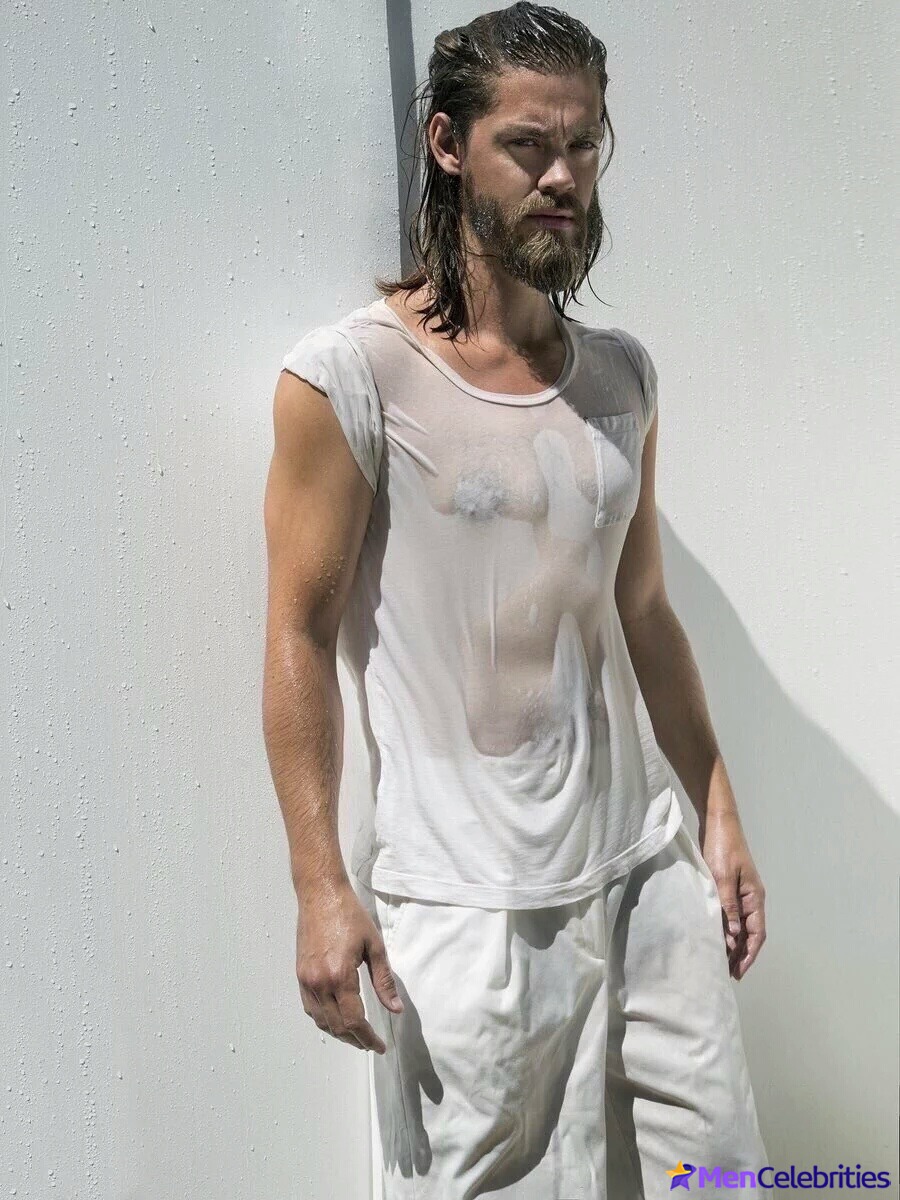 Tom Payne sexy