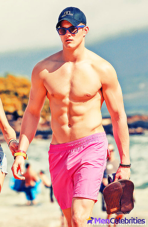 Alexander Ludwig bulge photos