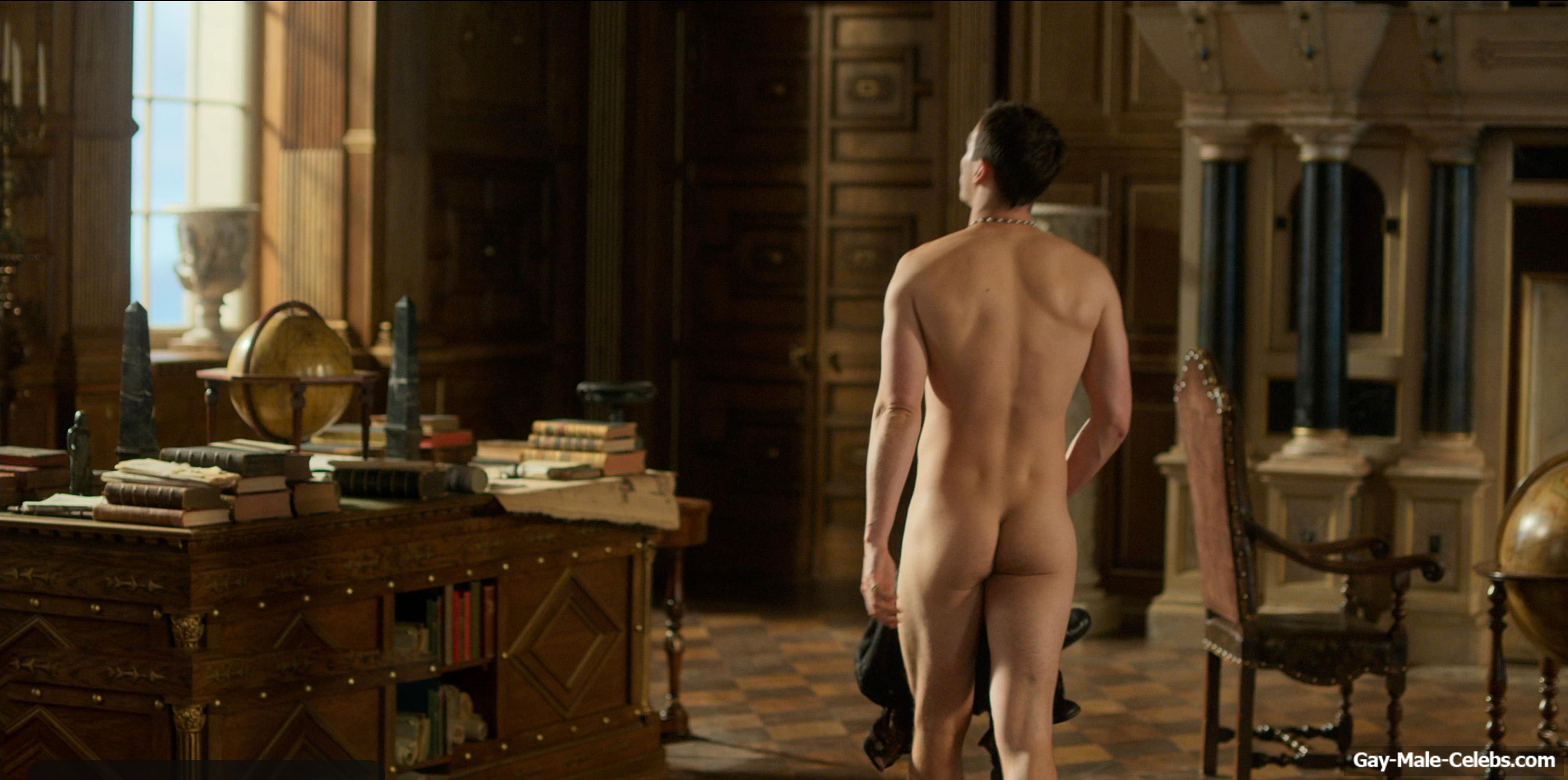 Nicholas Hoult naked butt