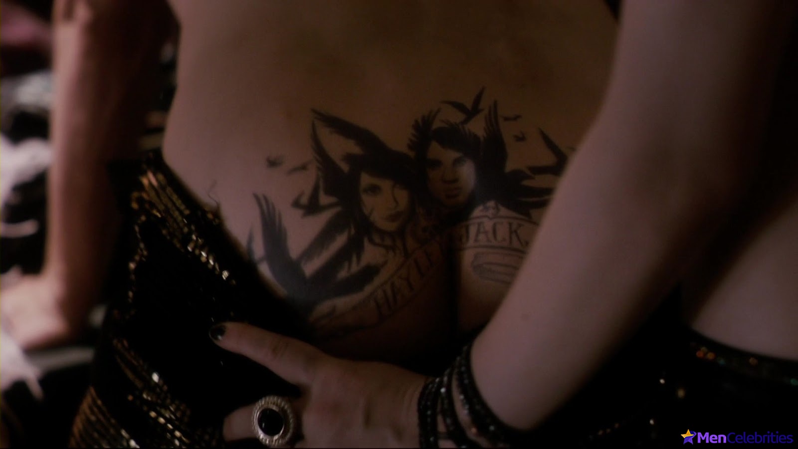 Xavier Samuel ass finger