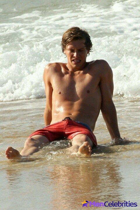 Xavier Samuel bulge