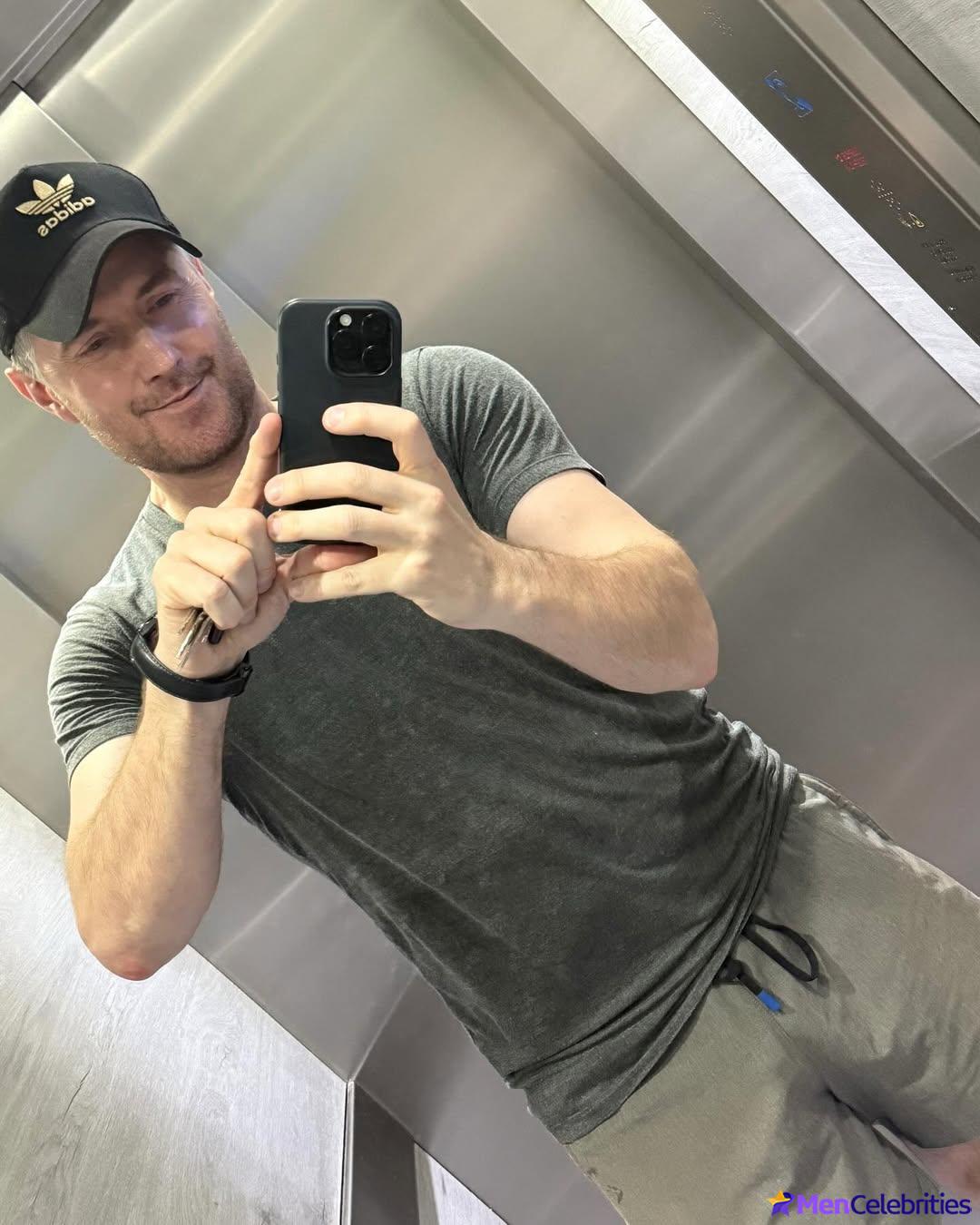 Richard Armitage sexy selfie