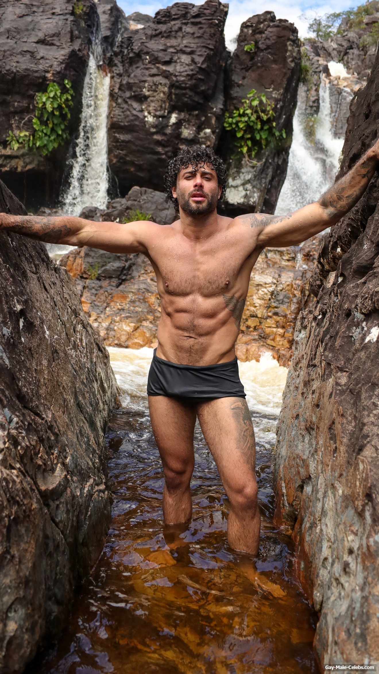 Jesus Luz penis bulge