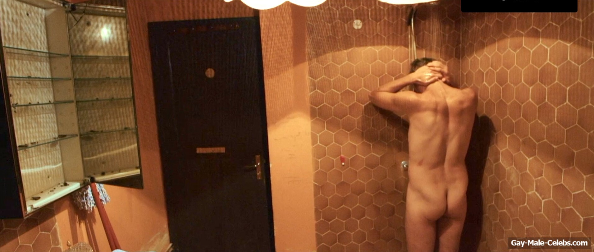 Alexander Peiler in shower