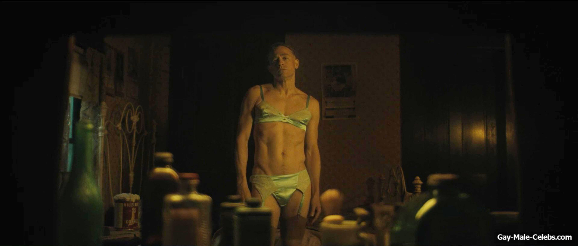 Charlie Hunnam striptese