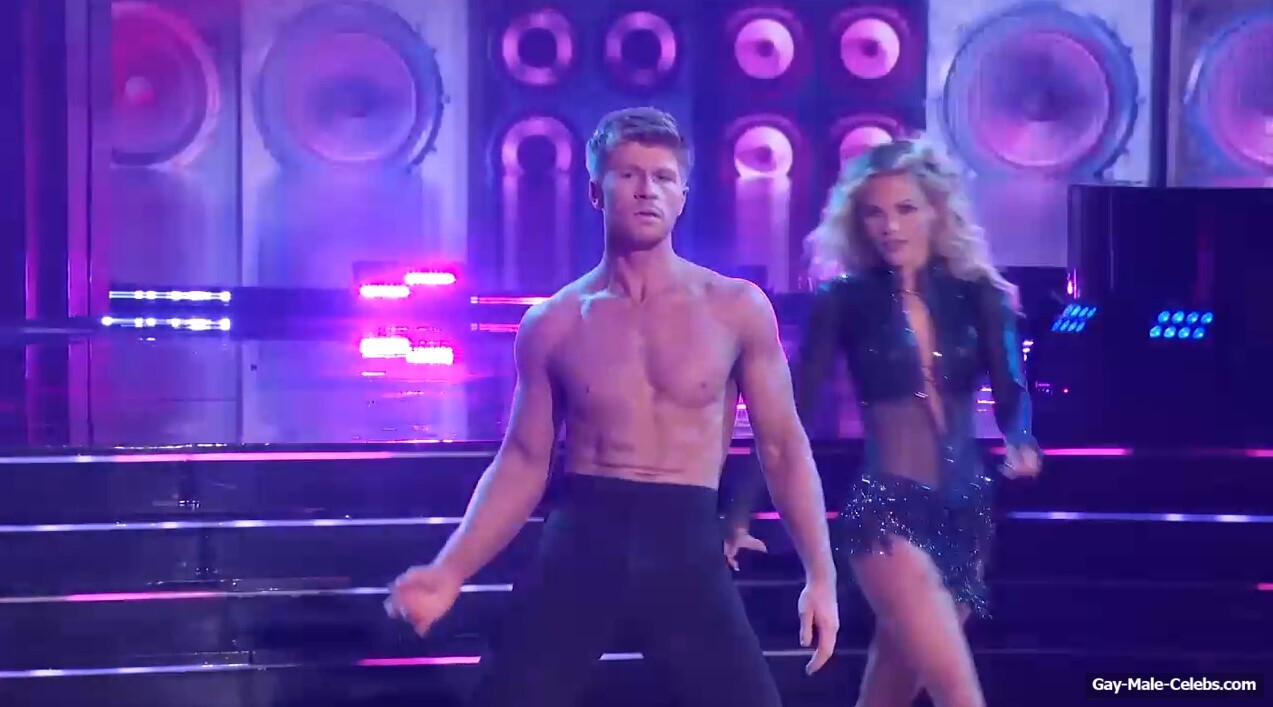 Robert Irwin striptease in DWTS