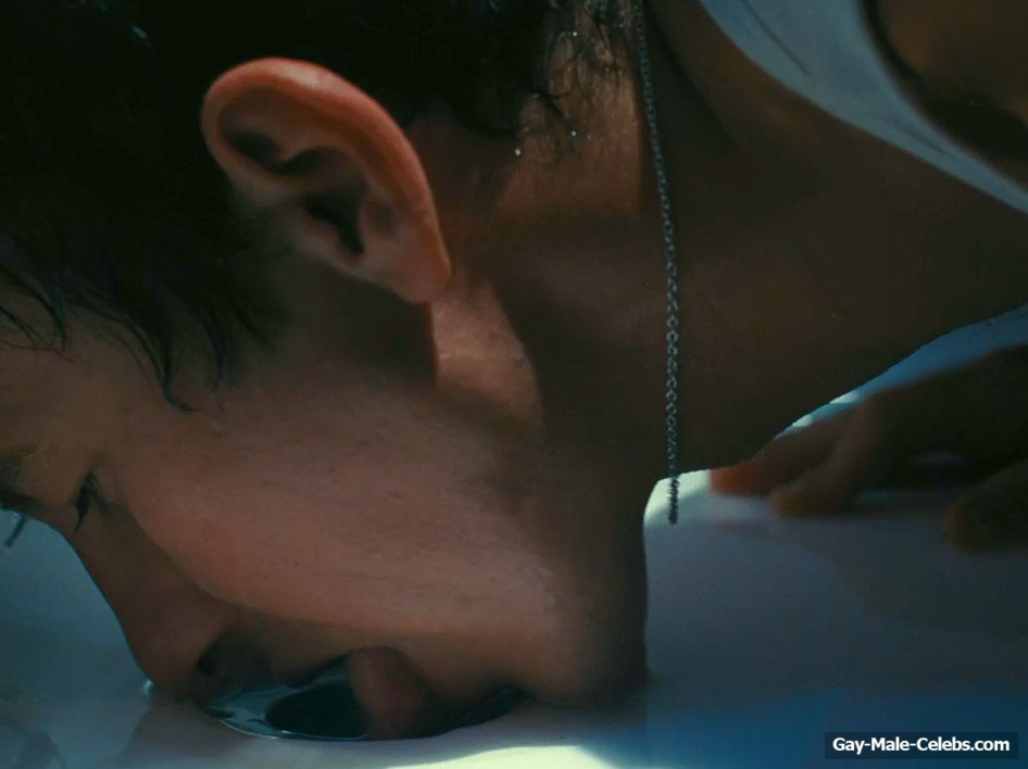 Barry Keoghan nude in Saltburn