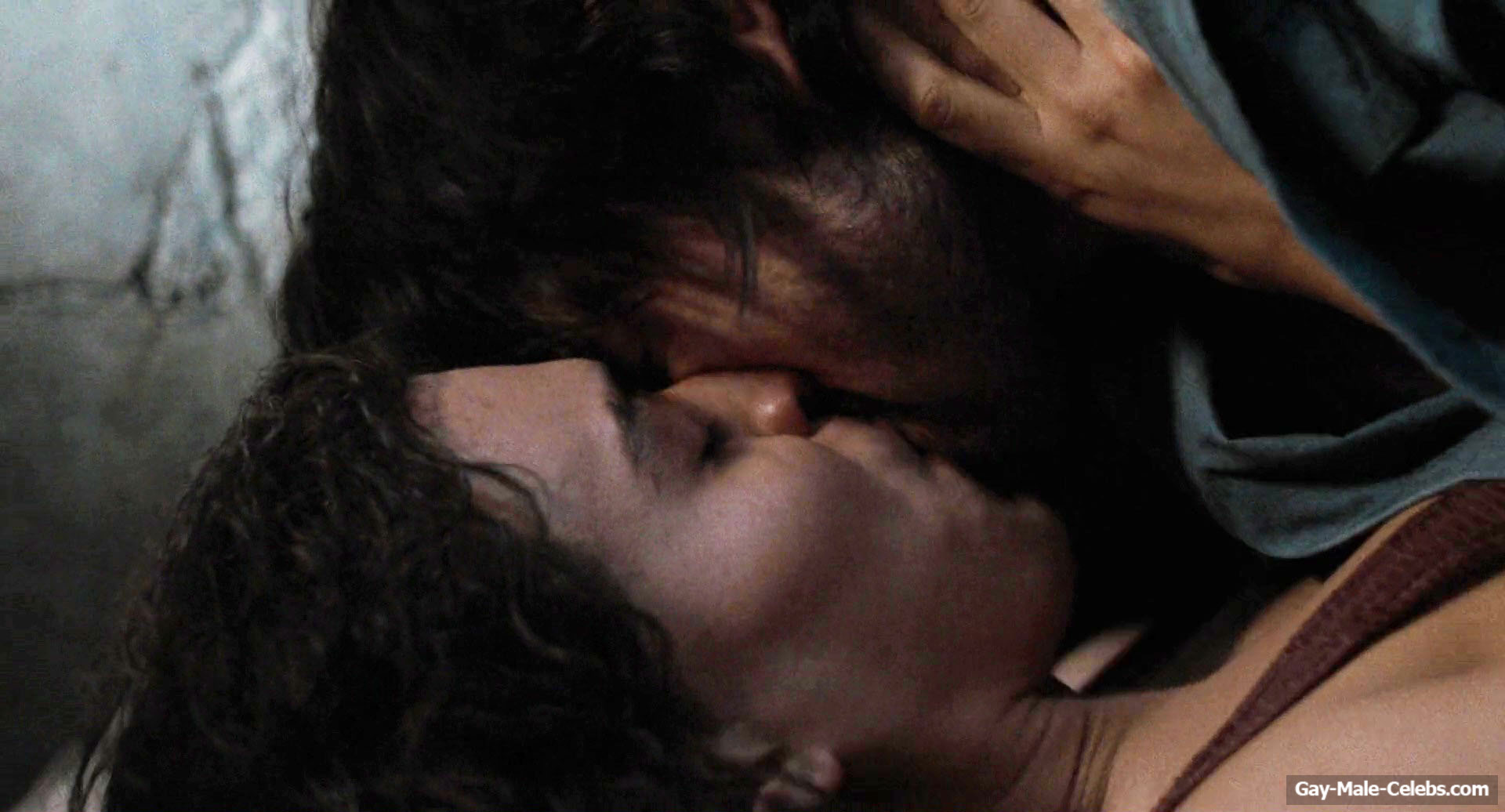 Diego Luna gay sex in Kiss Of The Spider Woman