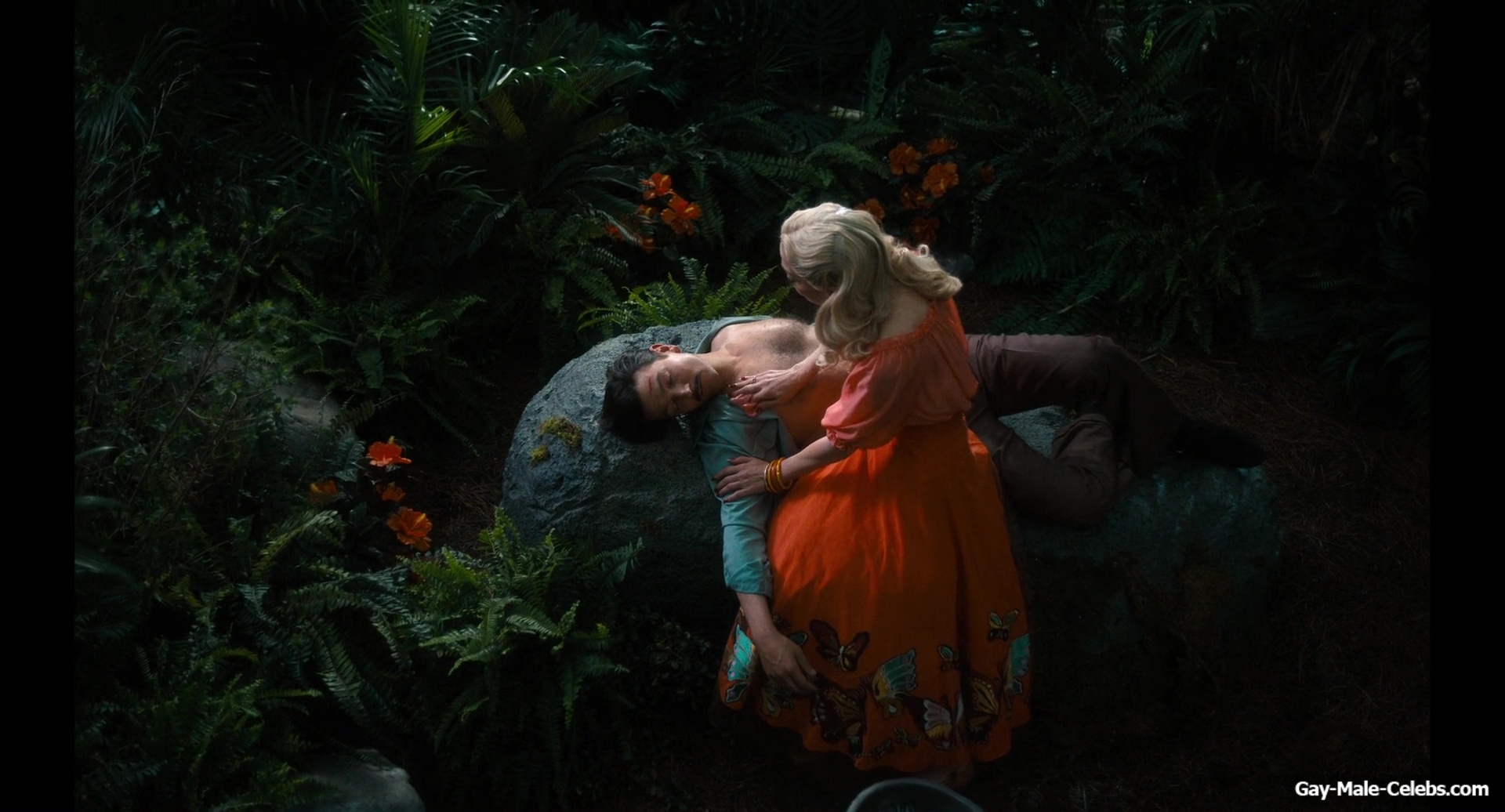 Diego Luna gay sex in Kiss Of The Spider Woman