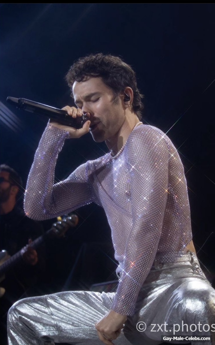 Max Schneider shirtless