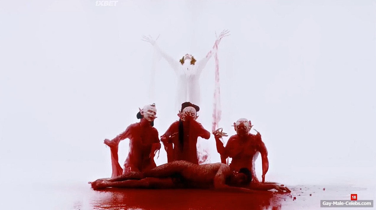 Omar Ayuso nude in Silencio