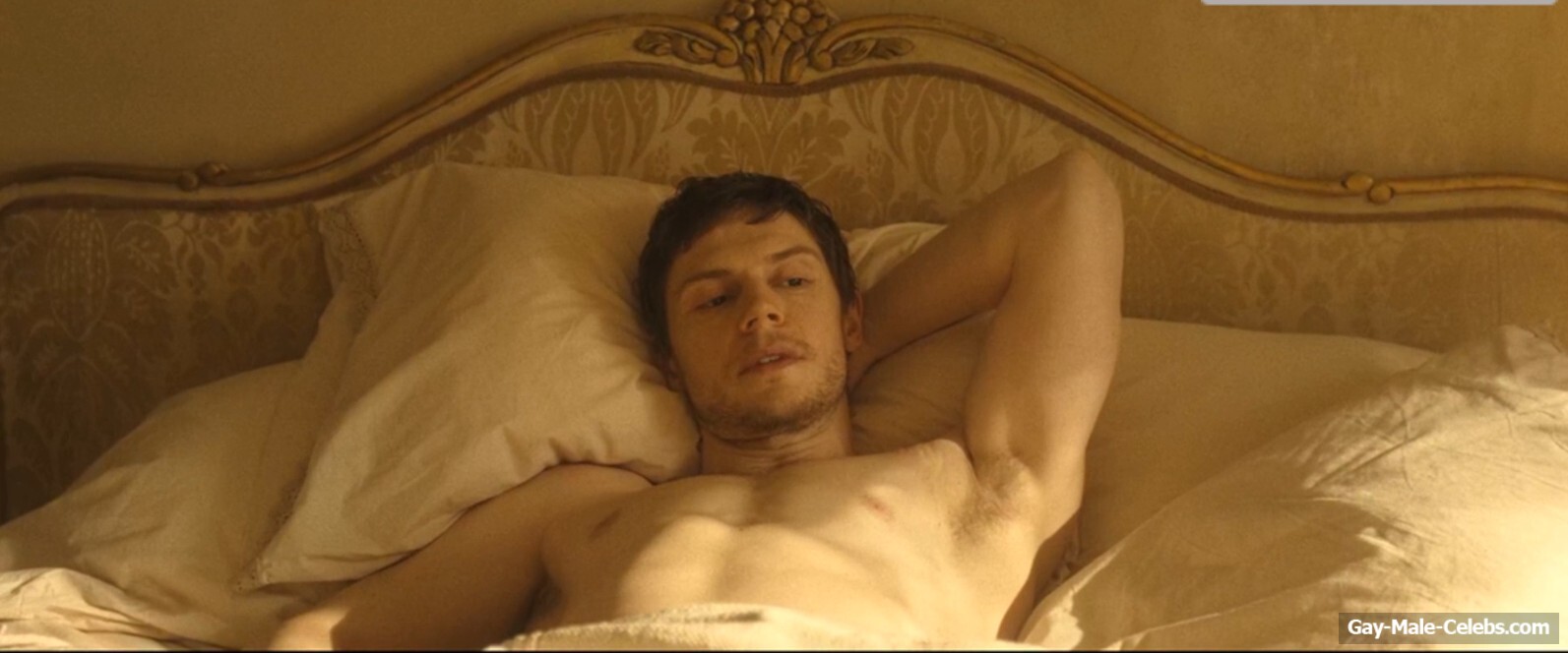 Evan Peters nudity