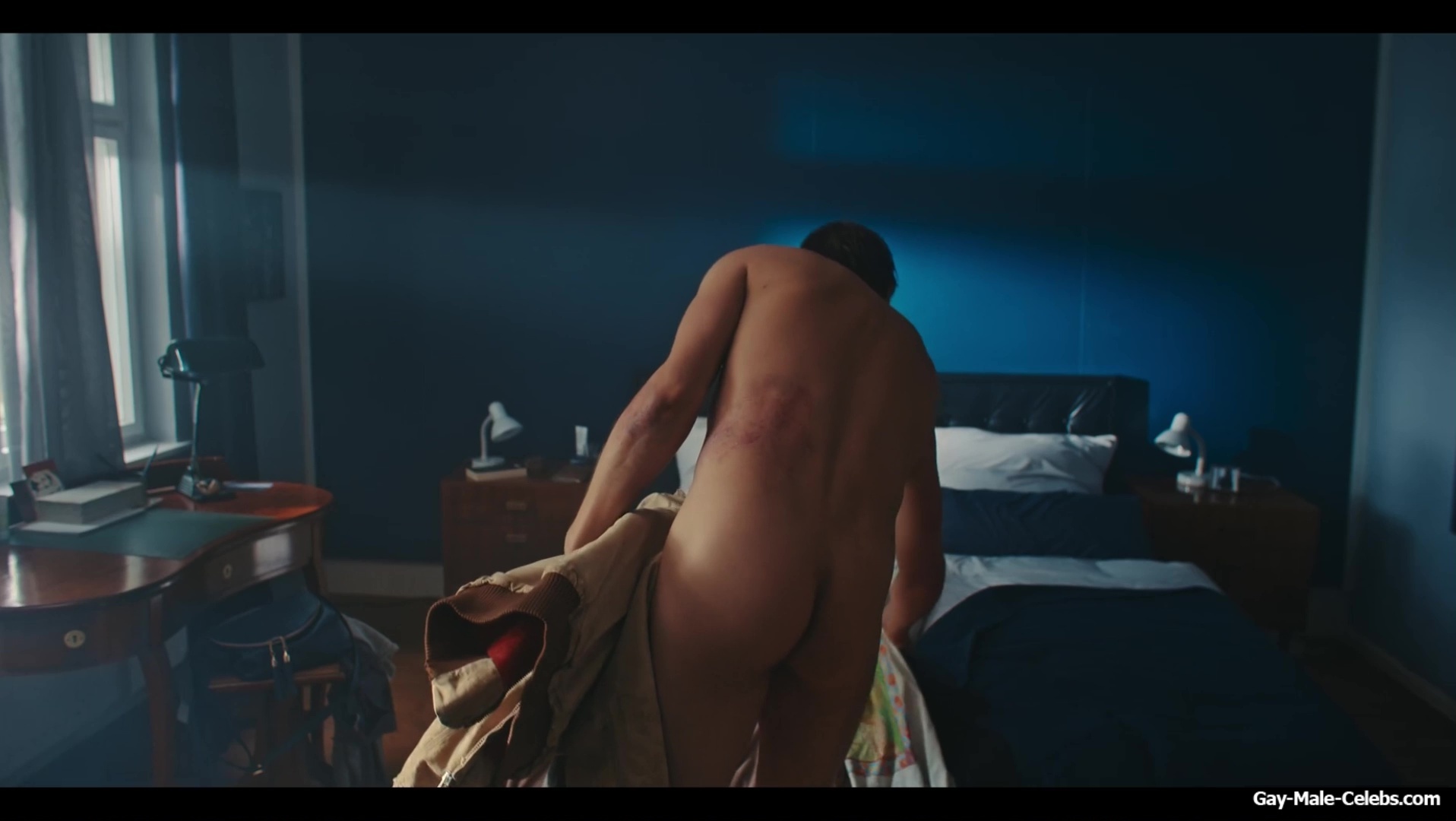 Max Riemelt naked ass