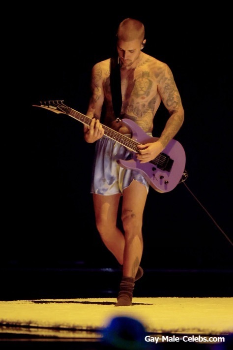 Justin Bieber Shirtless And Boxers During Grammy