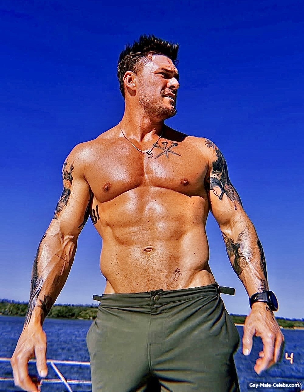 Alan Ritchson shirtless and underwear pics