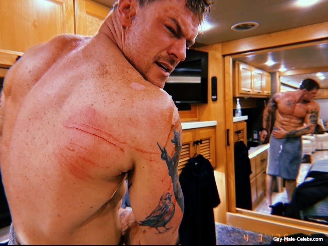Alan Ritchson shirtless and underwear pics