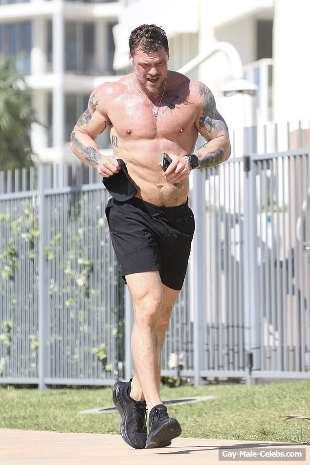 Alan Ritchson shirtless and underwear pics