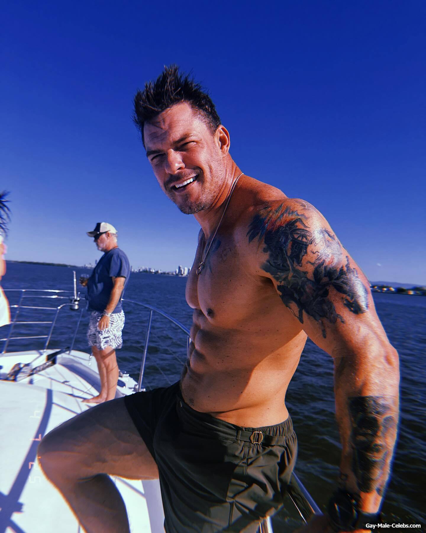 Alan Ritchson shirtless and underwear pics