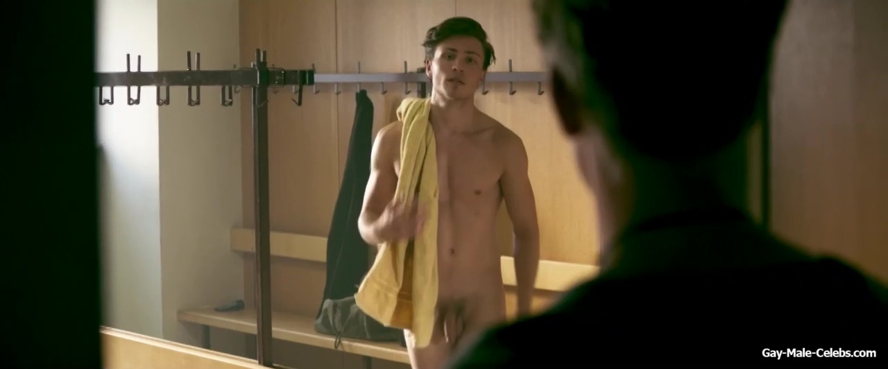 Jannik Schumann frontal nude