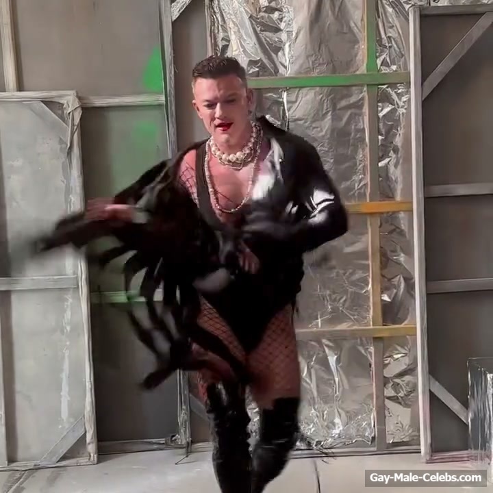 Luke Evans striptease