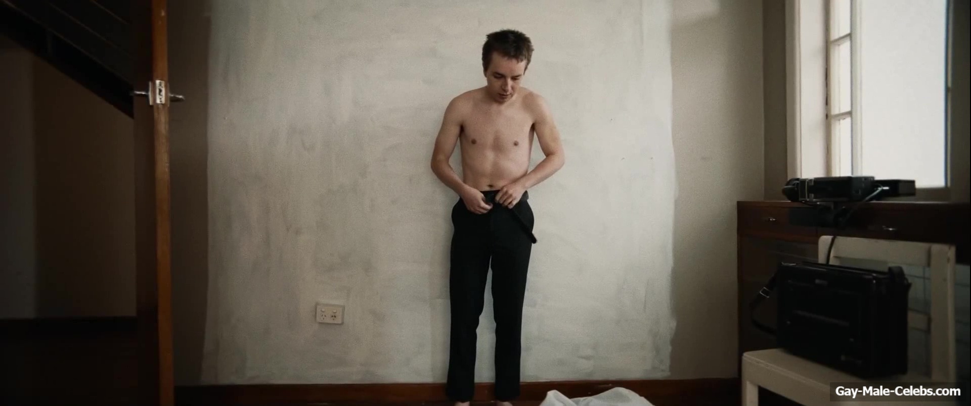 Ed Oxenbould nude and underwear in Head South