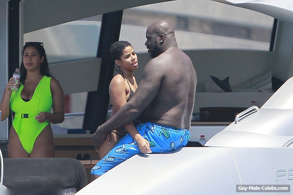 Shaquille ONeal Shows Off Nude Dick During Pee On A Yacht