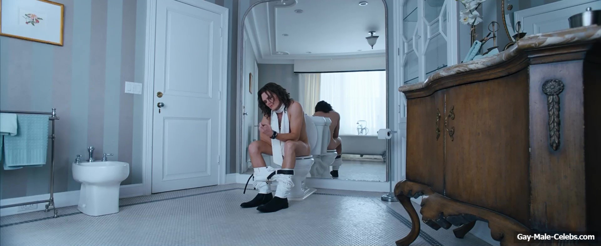 Luke Baines Nude Ass And Hairy Pubis Under The Silver Lake
