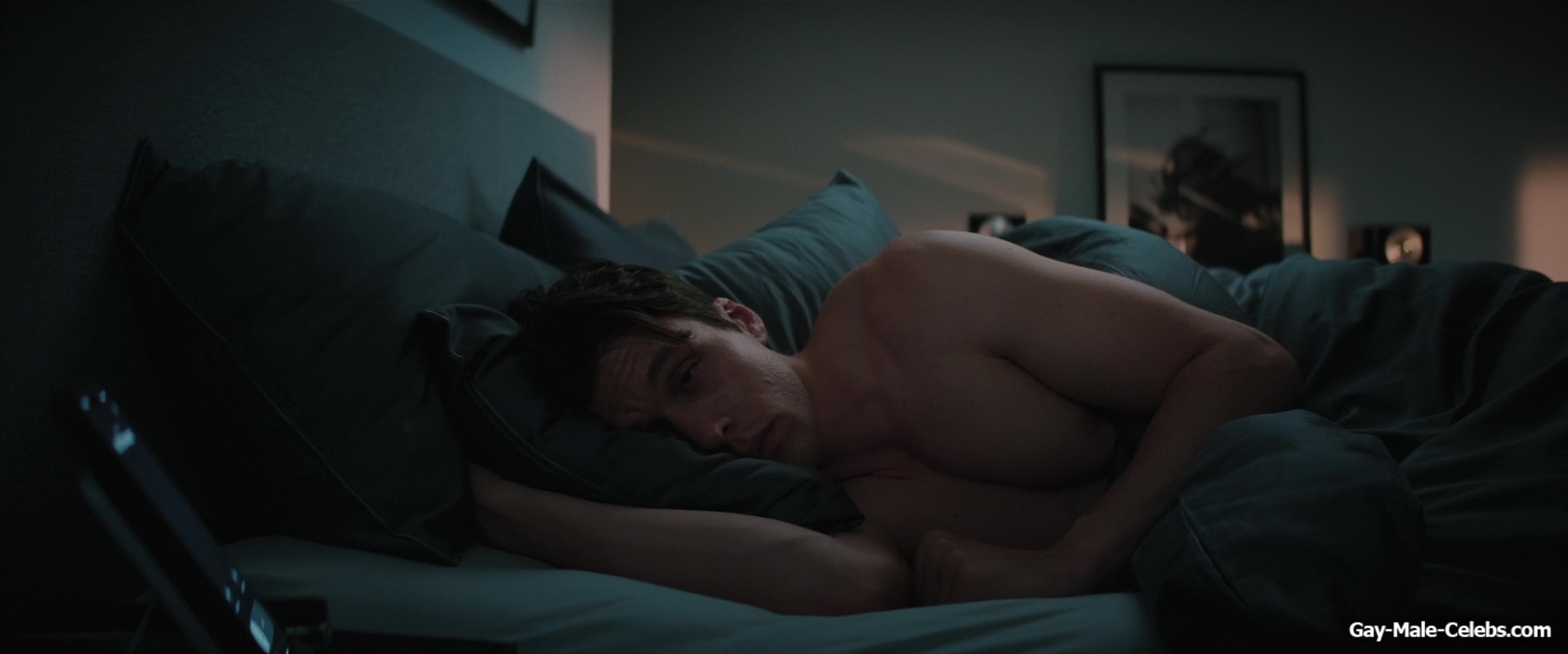 Nick Robinson Nude Shower in Voicemails For Isabelle