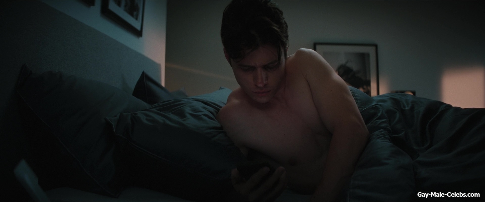 Nick Robinson Nude Shower in Voicemails For Isabelle