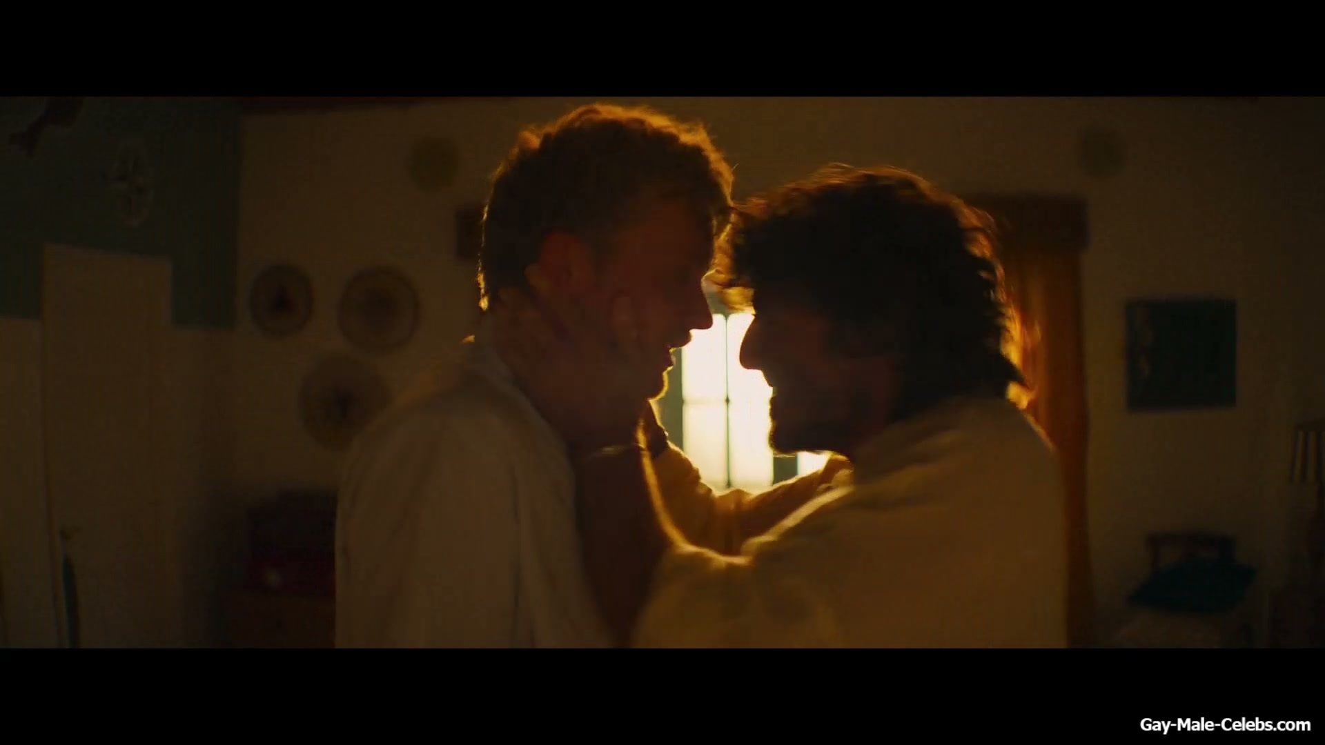 Freddie Dennis and Jaime Zatarain Frontal Nude And Gay Sex in A una isla de ti