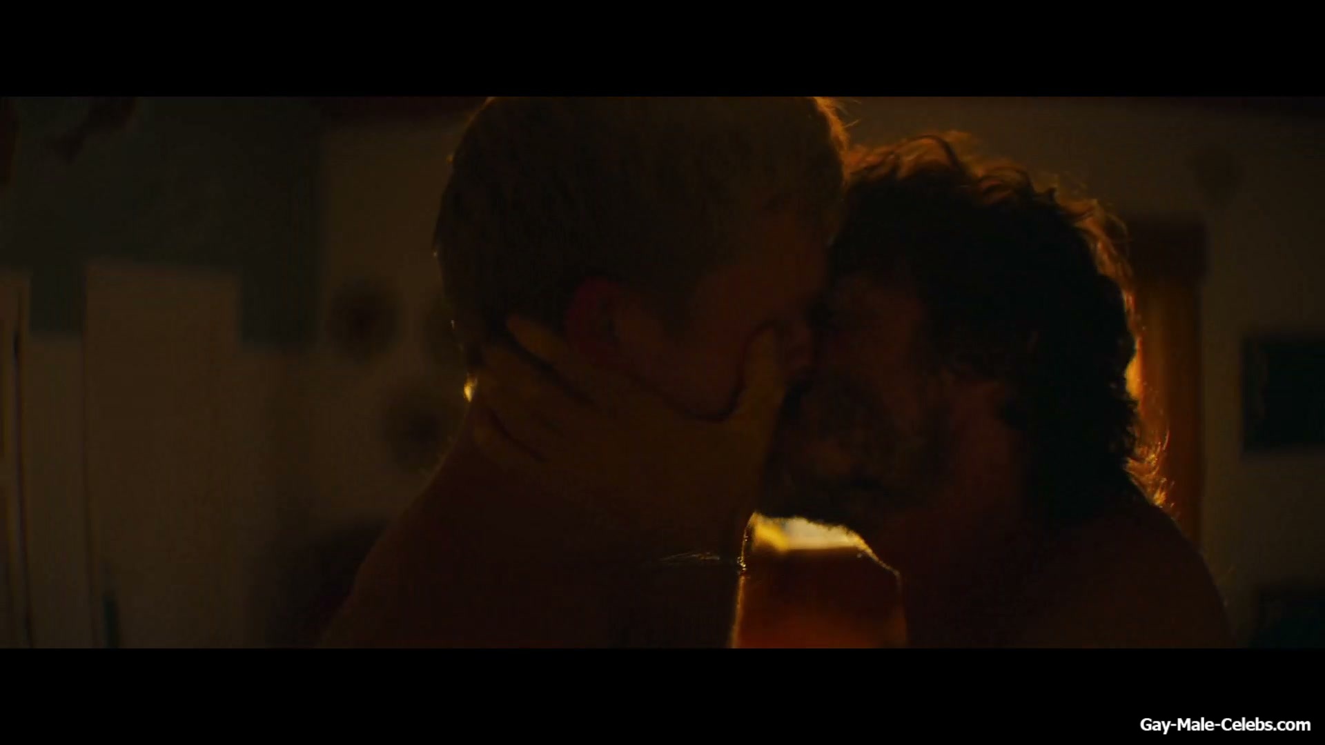 Freddie Dennis and Jaime Zatarain Frontal Nude And Gay Sex in A una isla de ti