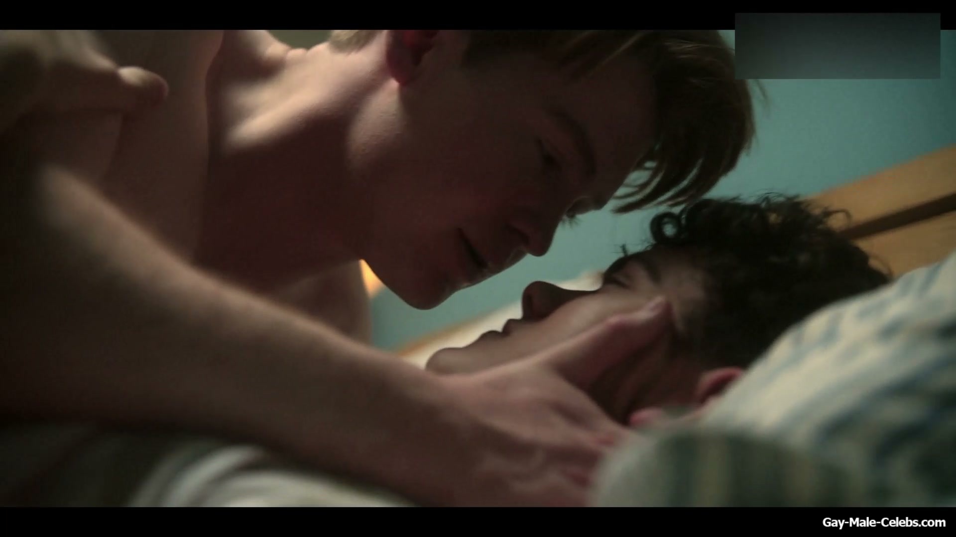 Joe Locke and Kit Connor Shirtless and Hot Gay Scene in Heartstopper