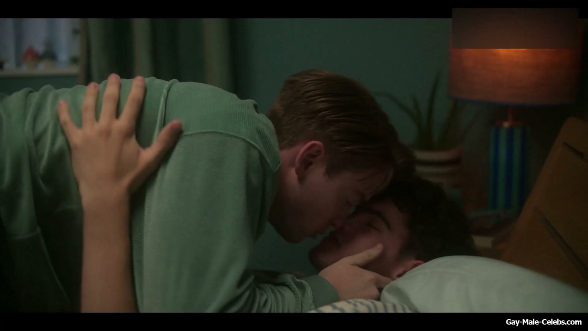 Joe Locke and Kit Connor Shirtless and Hot Gay Scene in Heartstopper