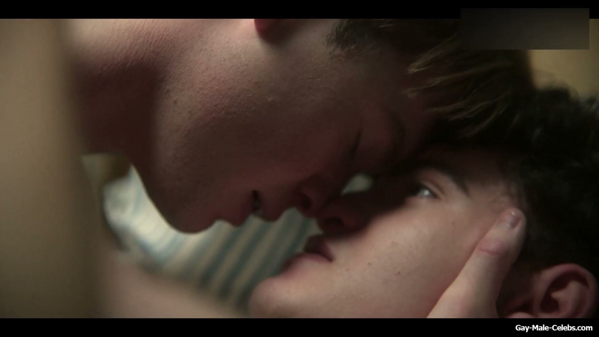 Joe Locke and Kit Connor Shirtless and Hot Gay Scene in Heartstopper