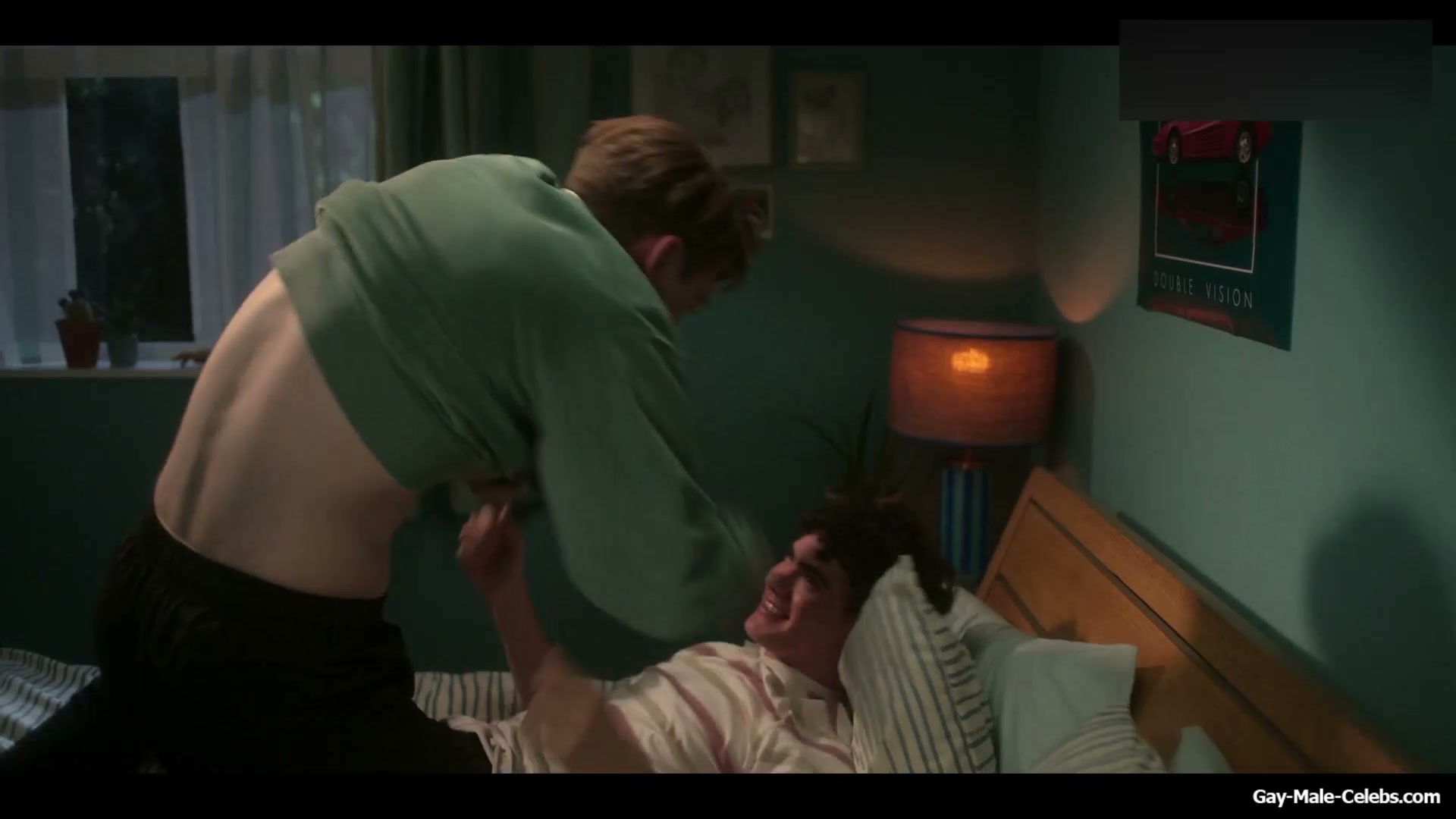 Joe Locke and Kit Connor Shirtless and Hot Gay Scene in Heartstopper