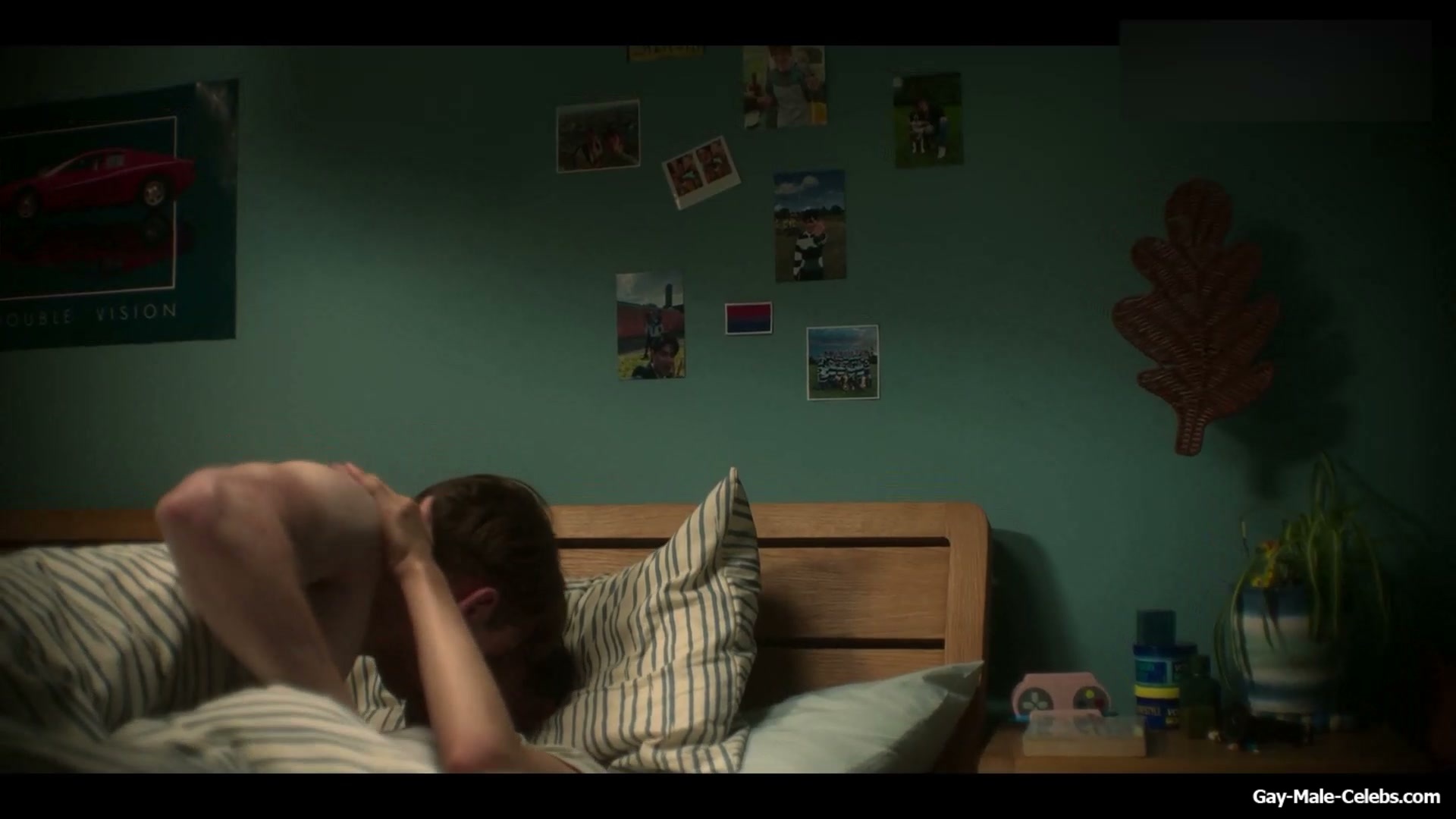 Joe Locke and Kit Connor Shirtless and Hot Gay Scene in Heartstopper
