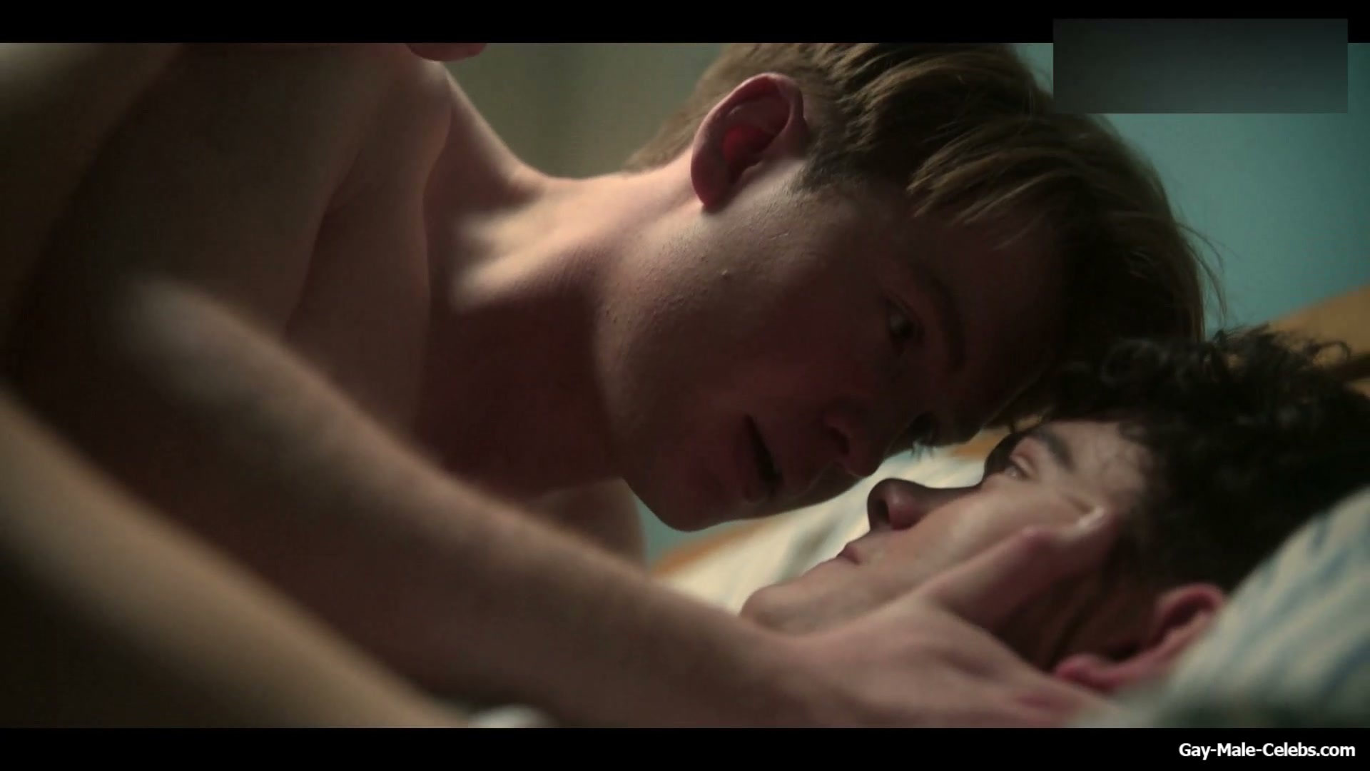 Joe Locke and Kit Connor Shirtless and Hot Gay Scene in Heartstopper