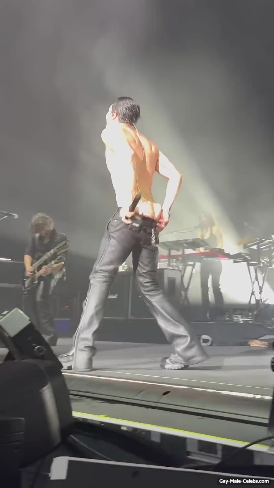 Yungblud Ass Slip Moment At The Concert
