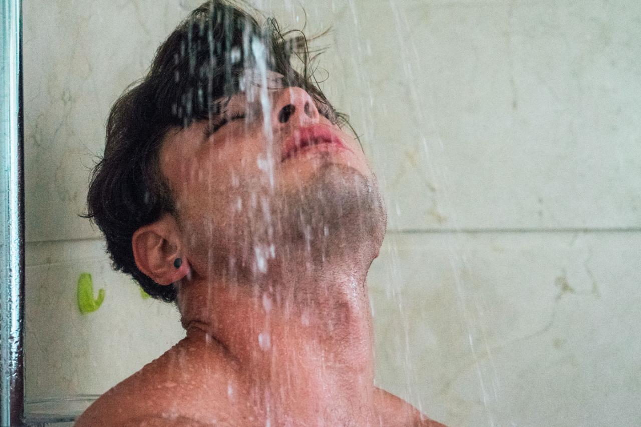 A Sensual Shower with Carlos Effort