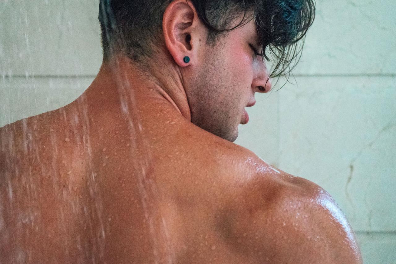 A Sensual Shower with Carlos Effort