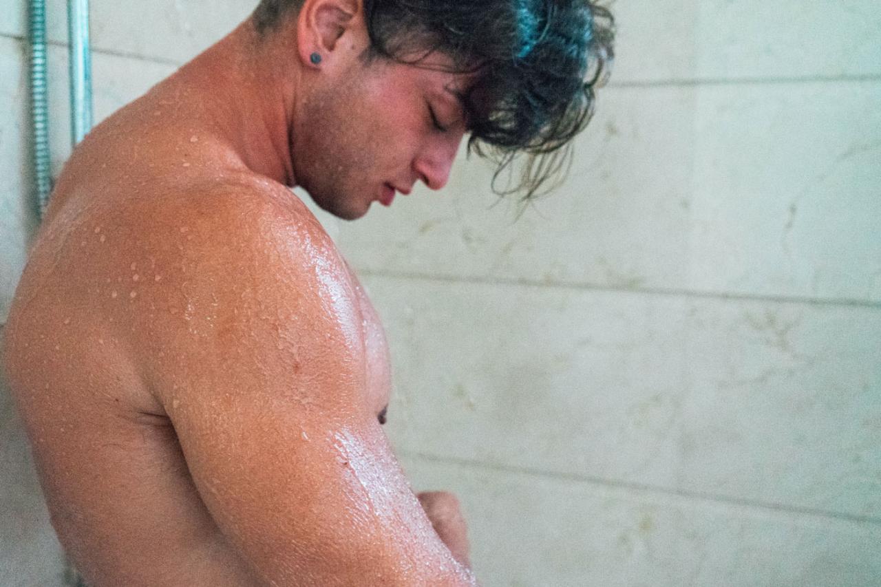 A Sensual Shower with Carlos Effort