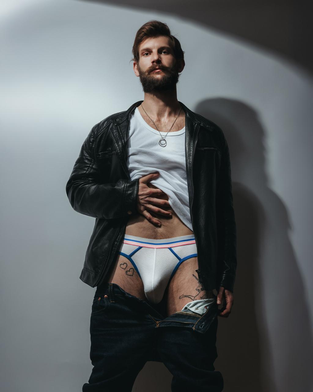 BohemBoy and his huge bulge that doesn’t go unnoticed