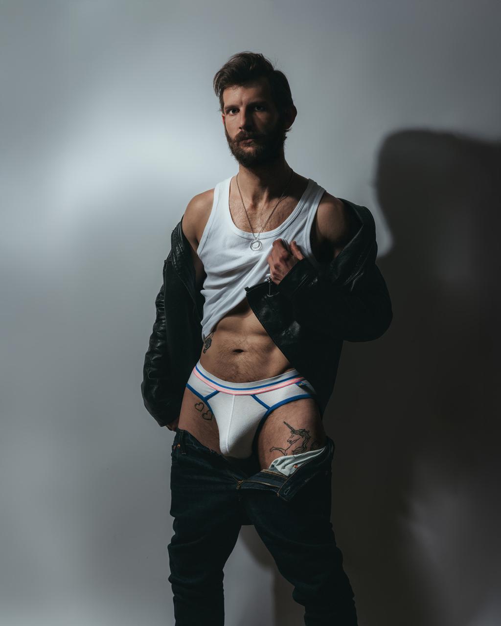 BohemBoy and his huge bulge that doesn’t go unnoticed