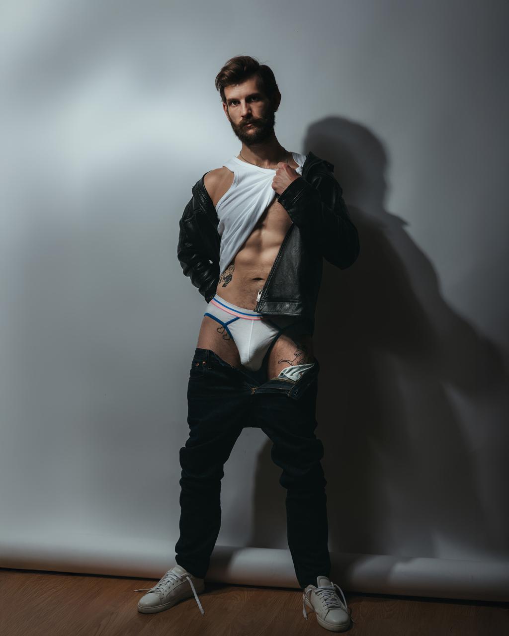BohemBoy and his huge bulge that doesn’t go unnoticed