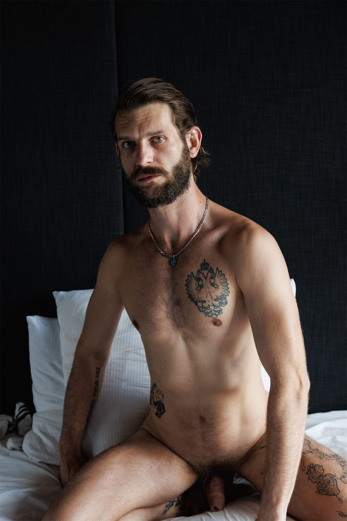 Bohemian Boy: the bearded blue-eyed guy who shows it all naked