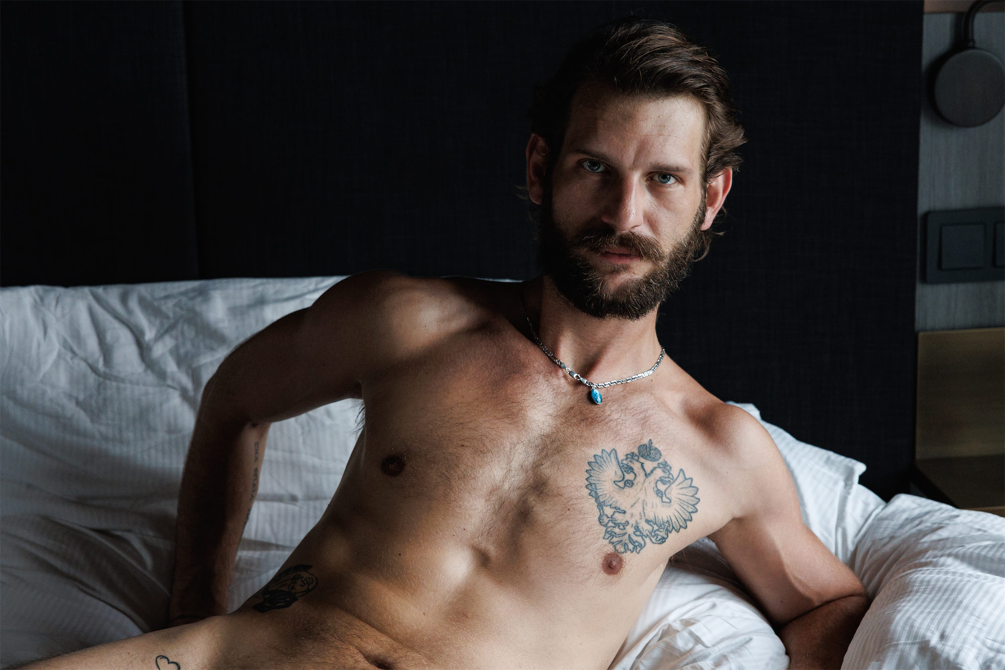 Bohemian Boy: the bearded blue-eyed guy who shows it all naked