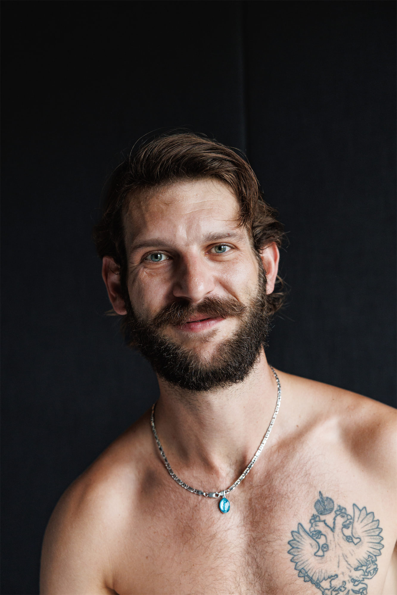Bohemian Boy: the bearded blue-eyed guy who shows it all naked