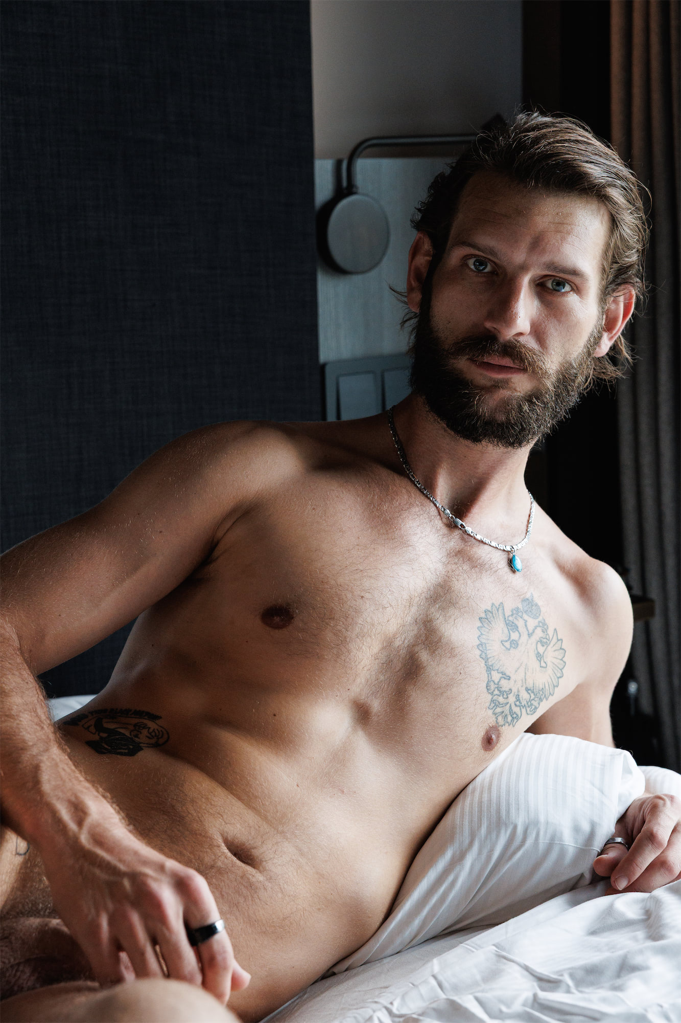 Bohemian Boy: the bearded blue-eyed guy who shows it all naked