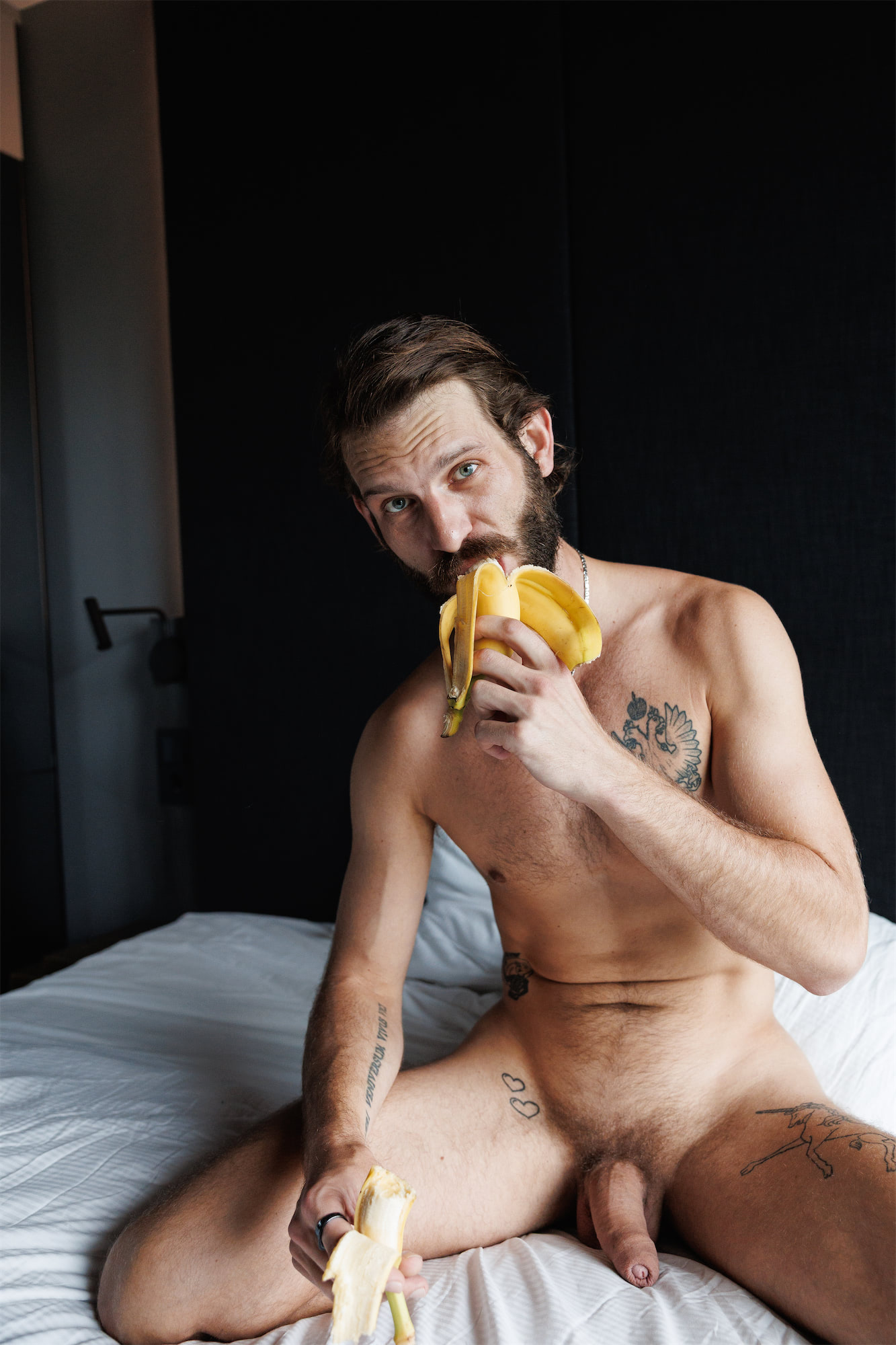 Bohemian Boy: the bearded blue-eyed guy who shows it all naked